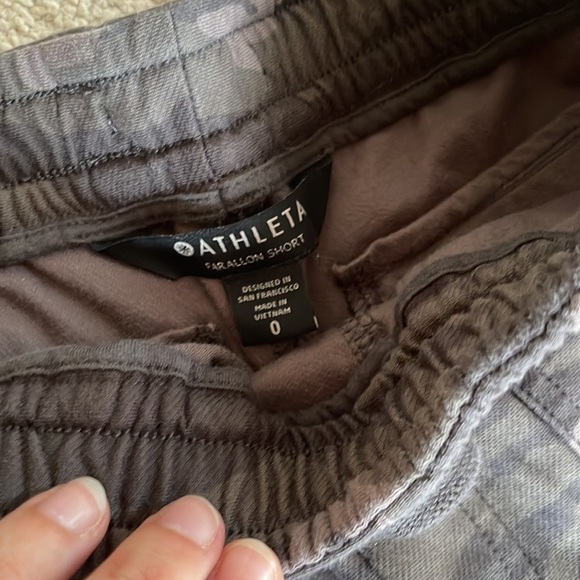 Athleta camo womens stretchy athletic shorts - Picture 2 of 4